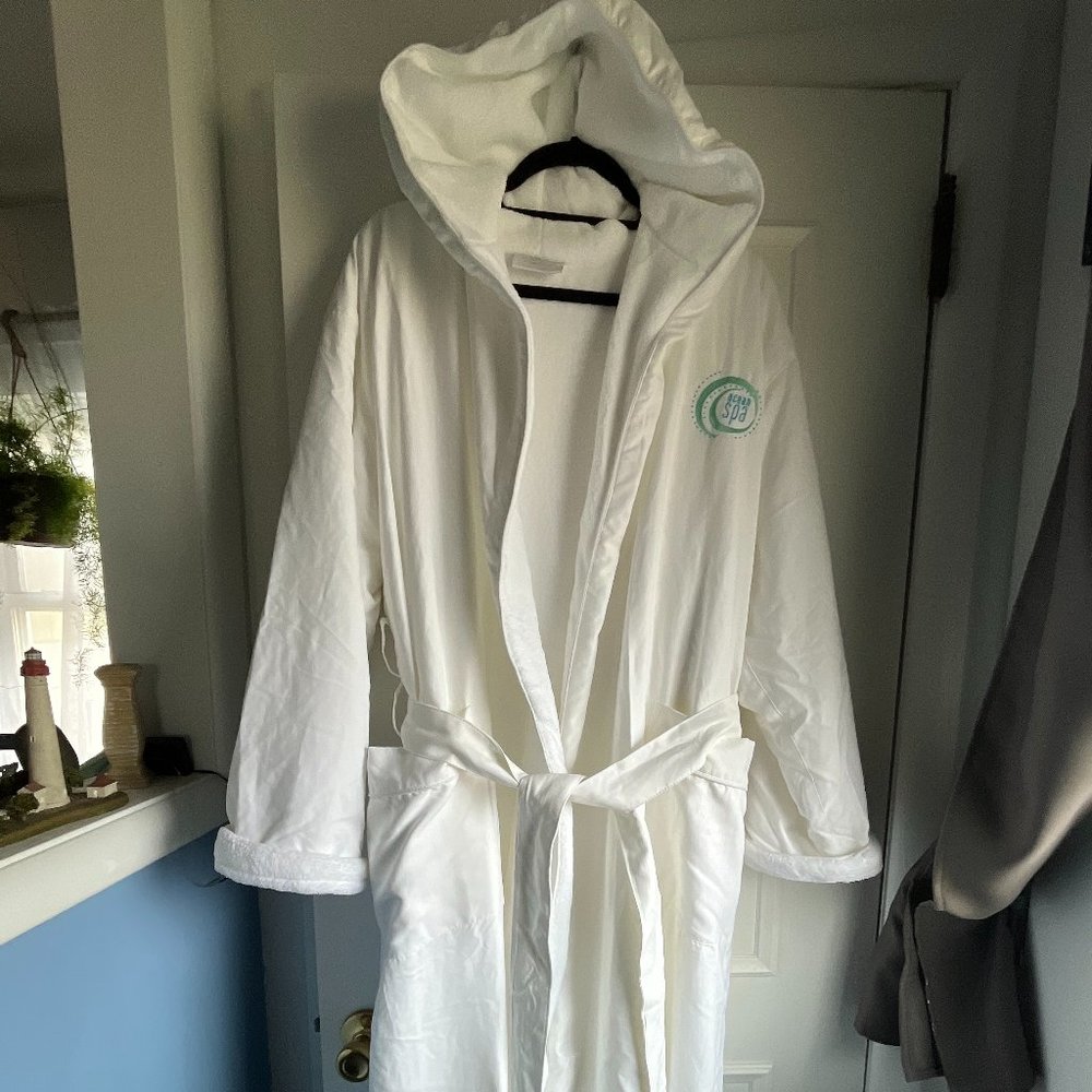 FREE SHIPPING; Incredible Robe; very soft inside; gorg white; w hood see descrip